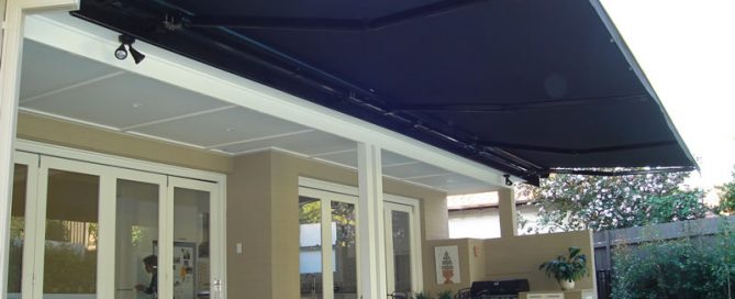 BLACK BERLINA BERLINA FOLDING ARM AWNING ON FASCIA BRACKETS 003