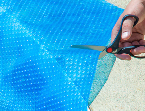 Szolár takaró felhelyezése házilag, hogy tökéletesen illeszkedjen az úszómedencéhez