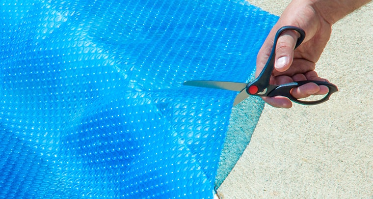 Hogyan illessze megfelelően szolár takaróját úszómedencéjére